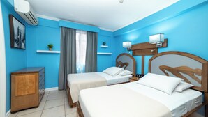 Signature Room, 1 King or 2 Single Beds | Tallelokero huoneessa, työpöytä