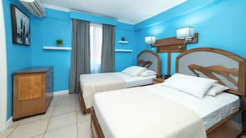 Signature Room, 1 King or 2 Single Beds | Tallelokero huoneessa, työpöytä