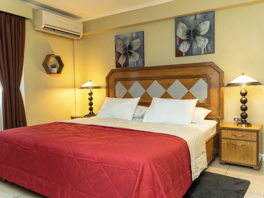 Premium-Zimmer, 1 King-Bett | Zimmersafe, Schreibtisch, laptopgeeigneter Arbeitsplatz
