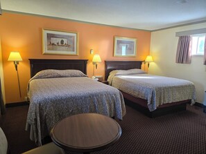 Chambre Double Standard, 2 grands lits | Bureau, fer et planche à repasser, Wi-Fi gratuit, draps fournis