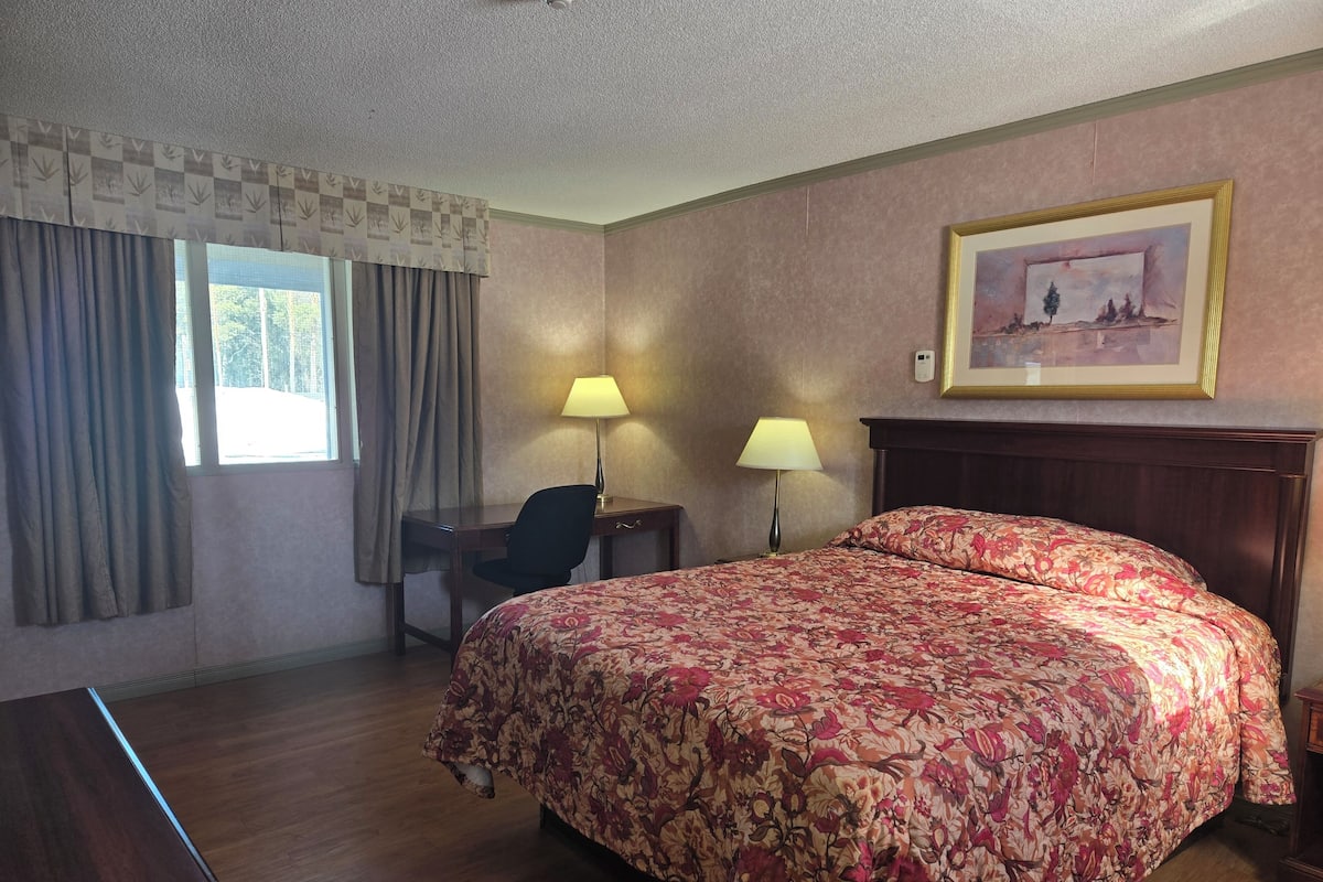Desk, iron/ironing board, WiFi (free), bed sheets
