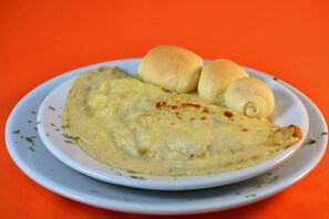 Breakfast, lunch and dinner served - Hotel La Luna (Cali)