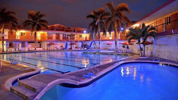 3 outdoor pools - Hotel La Luna (Cali)