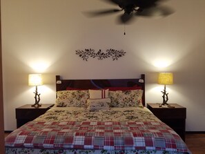 Lyxbungalow - 1 sovrum - eldstad - sjöutsikt (Punawai Hale) | 1 sovrum, sängtillbehör av högsta kvalitet och memory foam-madrasser