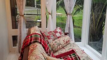Luxury Bungalow, 1 Bedroom, Fireplace, Lake View (Punawai Hale) | Ruang tamu