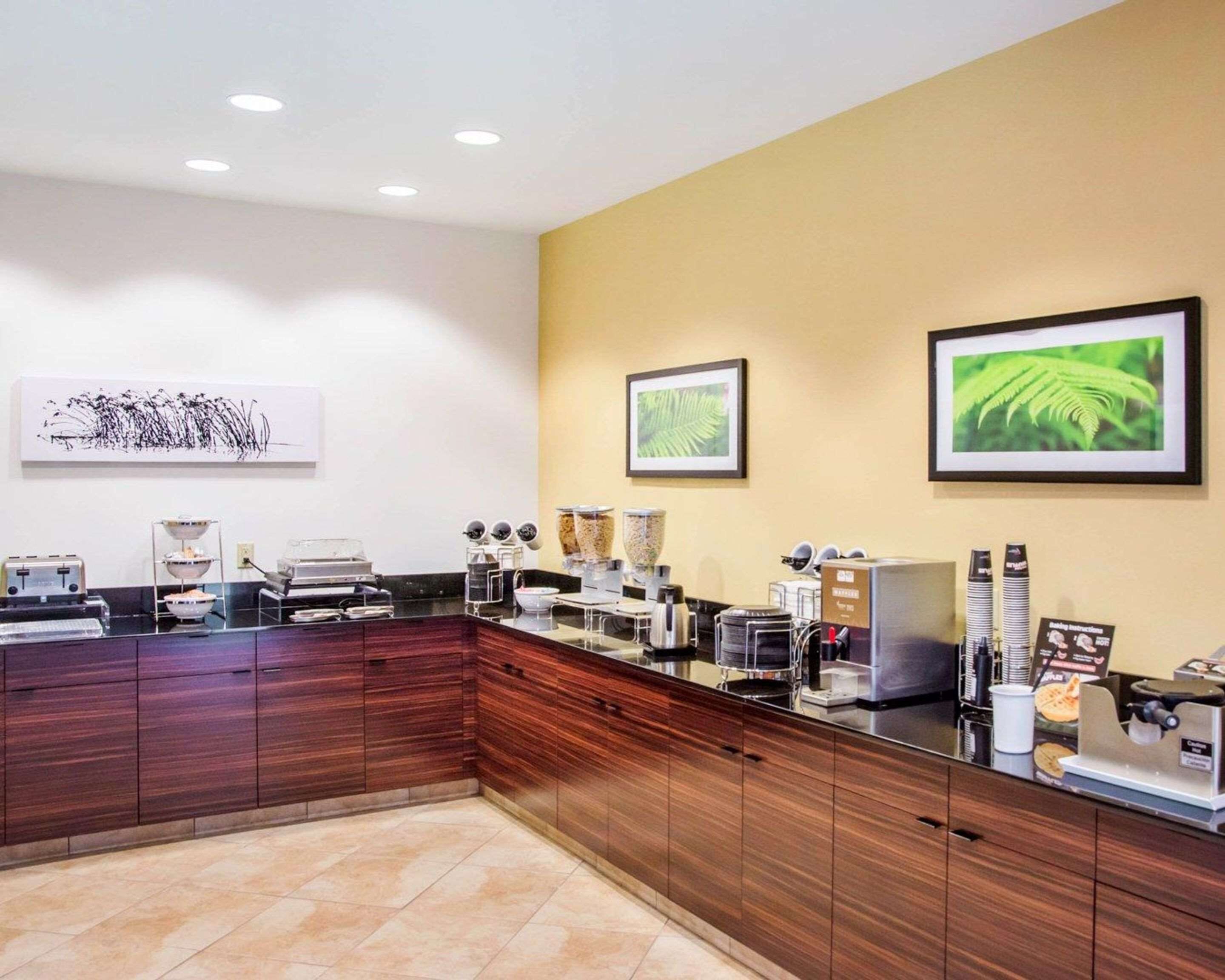 free daily full breakfast