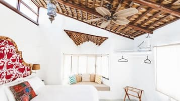 Premier Bungalow, 1 King Bed | Premium bedding, iron/ironing board, free WiFi, bed sheets