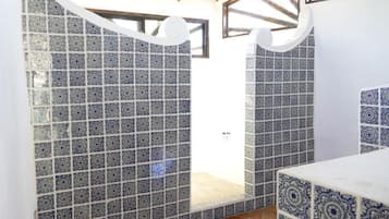 Bungalow Premier, 1 cama King size | Baño | Regadera, amenidades de baño gratuitas, toallas, jabón