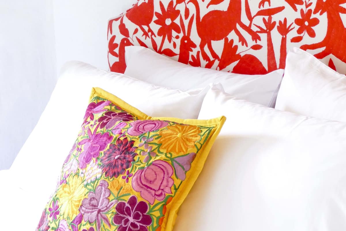 Ropa de cama de alta calidad y tabla de planchar con plancha
