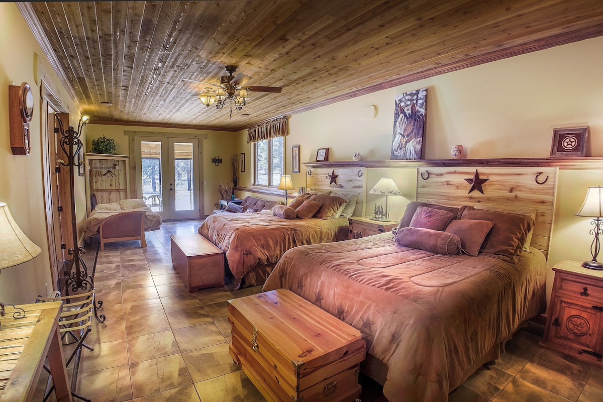 Suite clásica, 1 habitación, con acceso para personas discapacitadas, baño privado | Ropa de cama de alta calidad y tabla de planchar con plancha