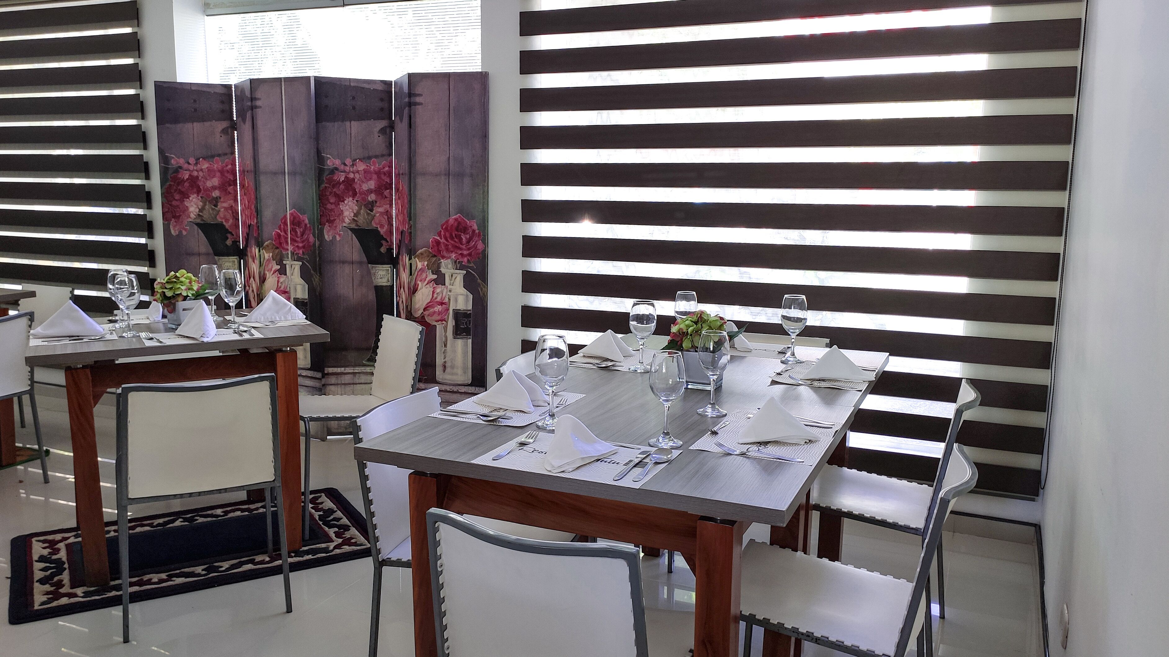 breakfast, lunch, dinner served; international cuisine