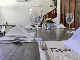 Se sirven desayunos, almuerzos y cenas; cocina internacional