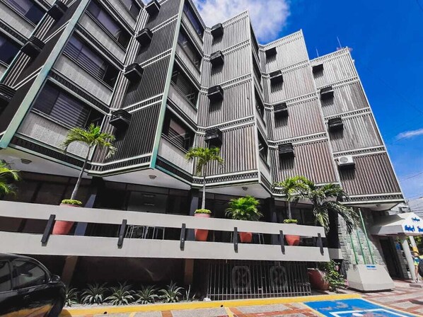 A modern building with a multi-story structure, balconies, and potted plants. - Hotel Sicarare (Valledupar)