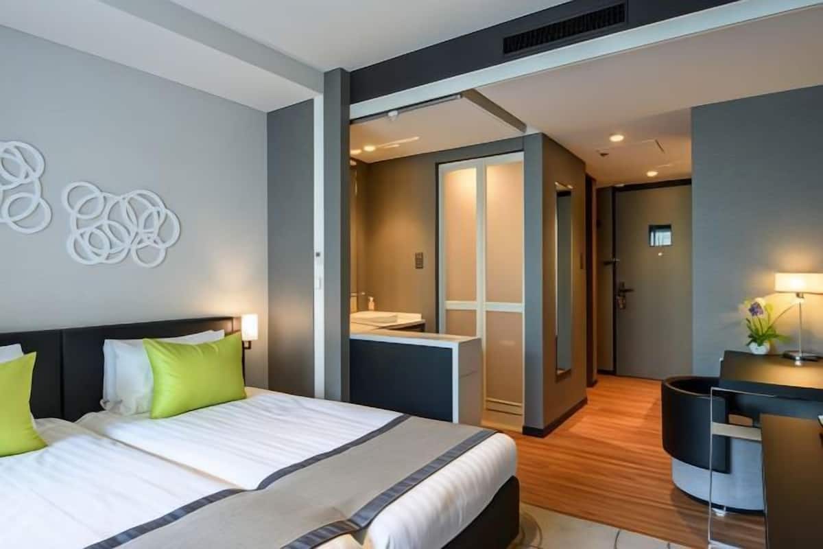 In-room safe, soundproofing, iron/ironing board, free WiFi