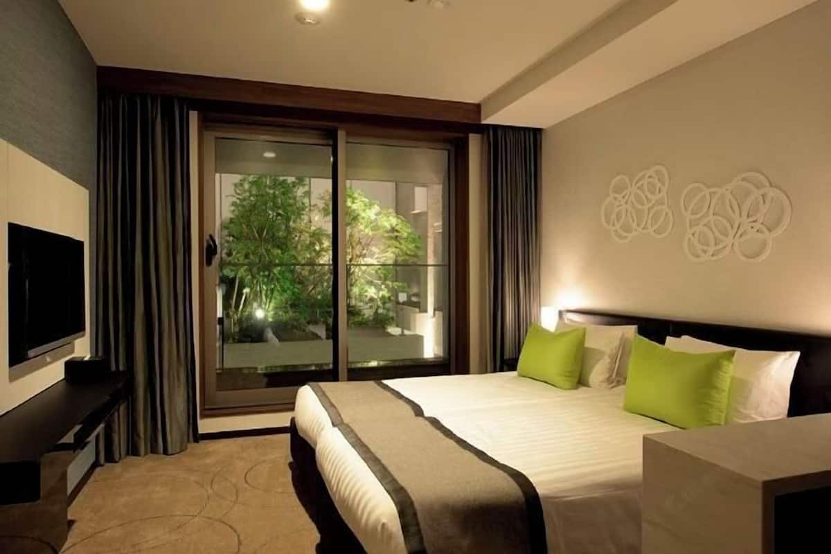 In-room safe, soundproofing, iron/ironing board, free WiFi