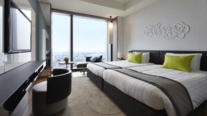 A modern hotel room with a large bed, a desk, and a view of the city. - FutakoTamagawa Excel Hotel Tokyu (Tokyo)