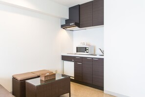 Kjøleskap, mikrobølgeovn og vannkoker