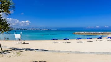 En la playa, arena blanca