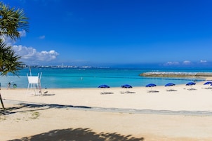 En la playa, arena blanca