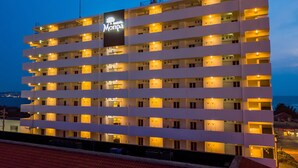 Un hotel de varios pisos con un letrero llamativo que dice "Monpa".