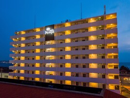 Fachada de la propiedad por la tarde o noche