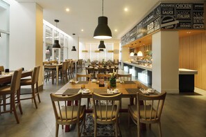 Bữa sáng buffet hàng ngày (181500 IDR/mỗi người) 