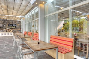 Se sirven desayunos, almuerzos y cenas; cocina internacional