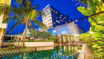 Hồ bơi ngoài trời