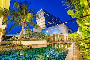 Hồ bơi ngoài trời 
