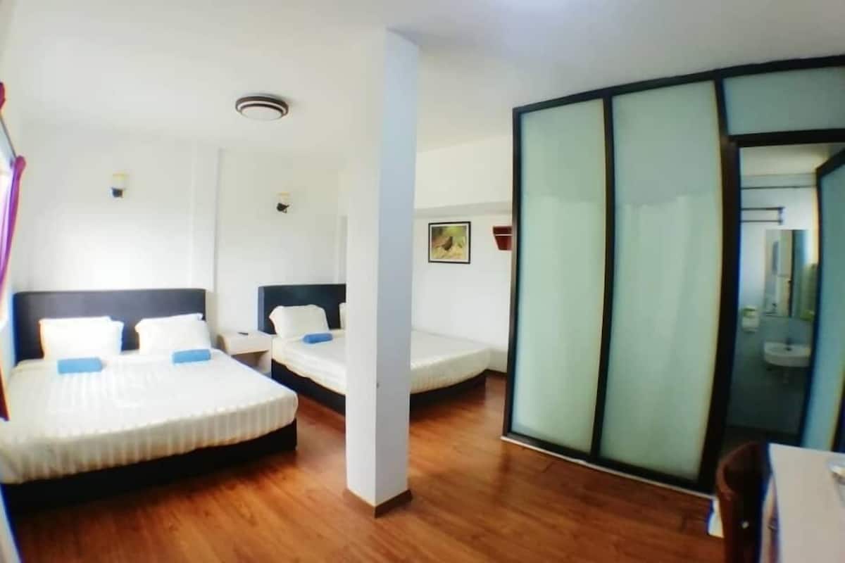 Camera familiare, 1 camera da letto | Una scrivania, ferro/asse da stiro, Wi-Fi gratuito