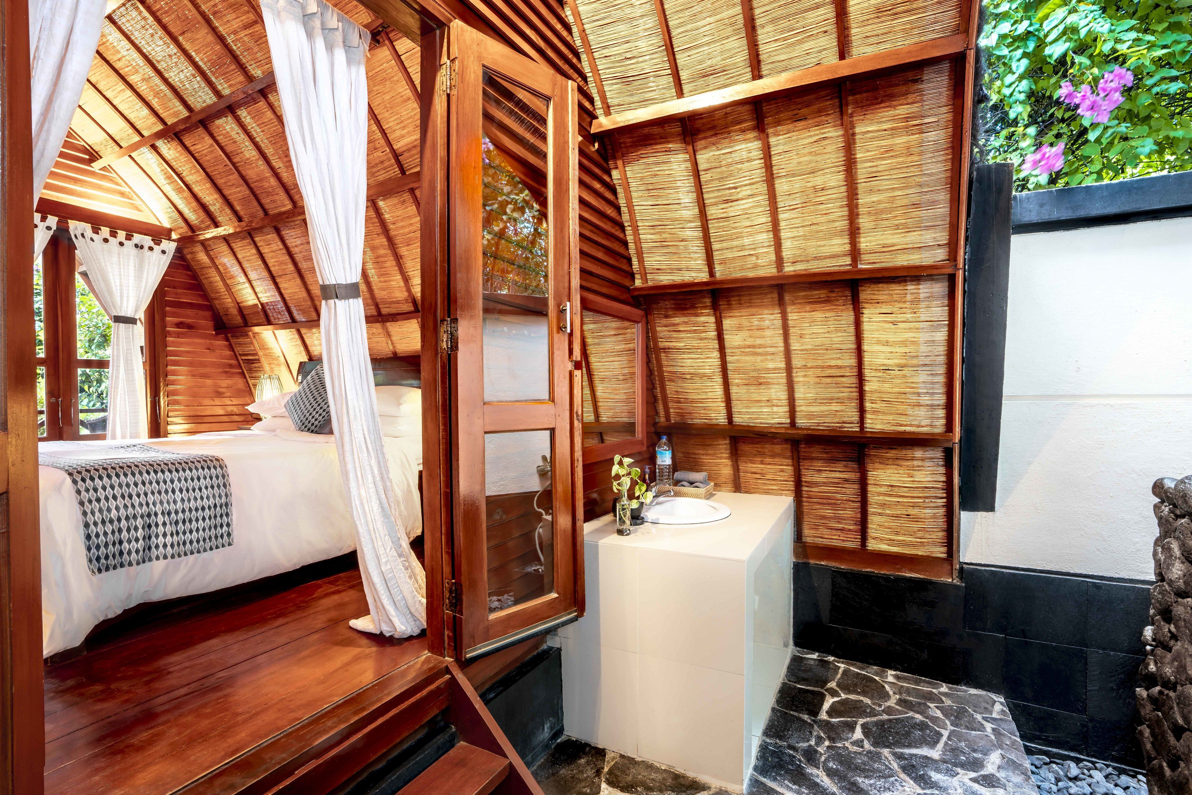 traditional double room | bathroom | shower, towels