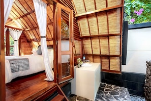 Sasak Bungalow | Bathroom | Shower, towels - Manta Dive Resort Gili Air (Gili Air)