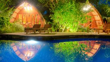 3 piscines extérieures, chaises longues