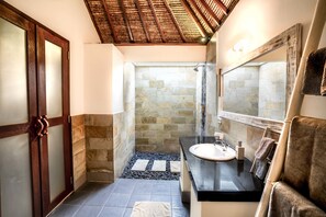 Habitación Deluxe con 1 cama doble o 2 individuales | Servicios del cuarto de baño | Ducha y toallas