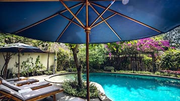 3 ulkouima-allasta, aurinkotuoleja