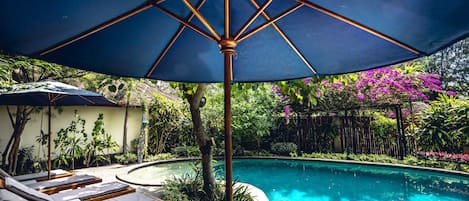 3 piscines extérieures, chaises longues