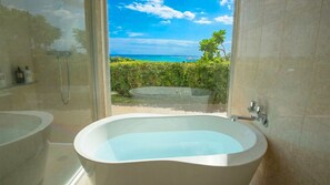 Villa, 2 habitaciones, alberca privada, vista al océano | Baño | Tina y regadera independientes y amenidades de baño gratuitas 