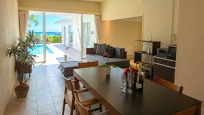 Villa, 2 Schlafzimmer, eigener Pool, Meerblick | Ausblick vom Zimmer