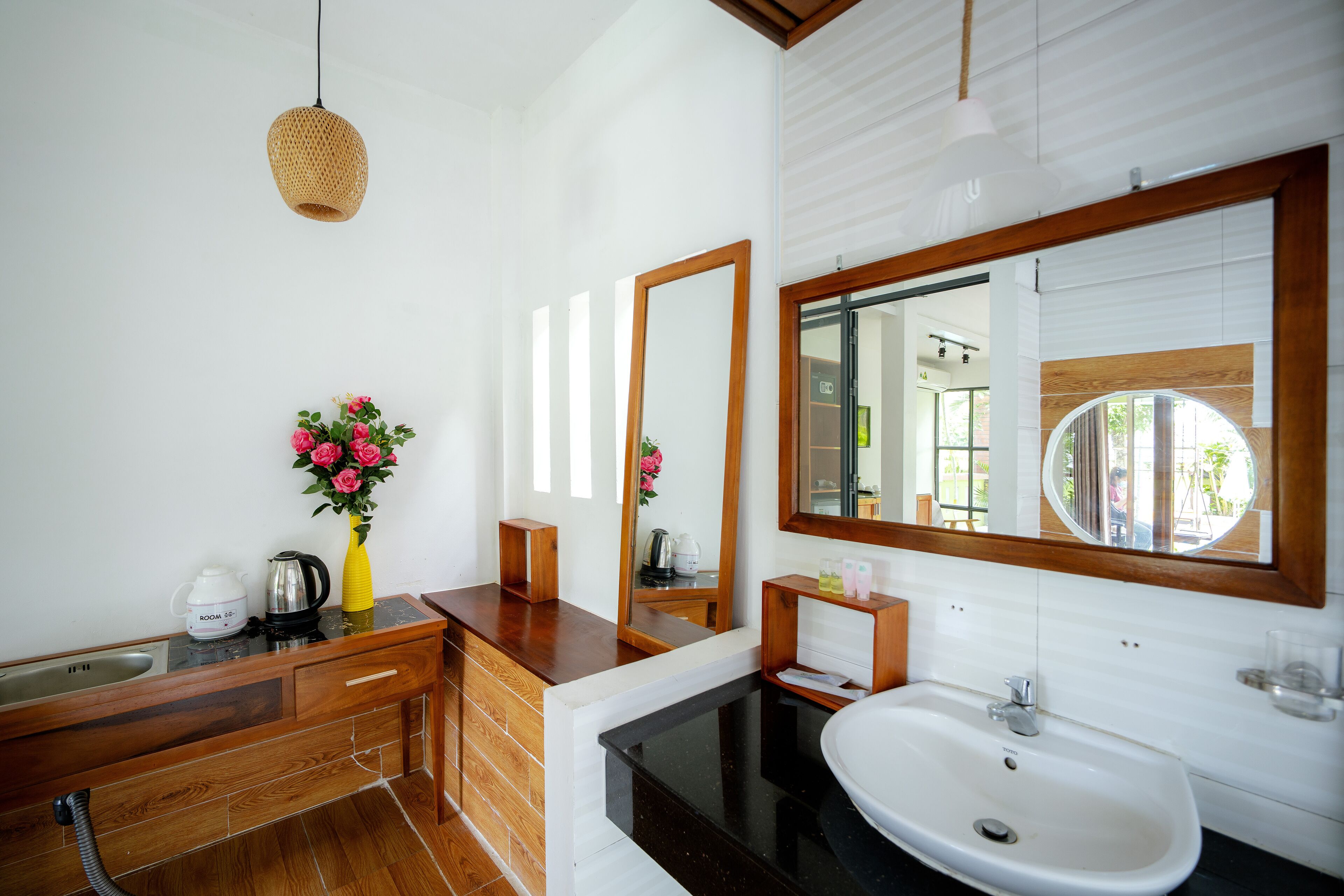 deluxe quadruple room, garden view | bathroom | shower, free toiletries, hair dryer, slippers