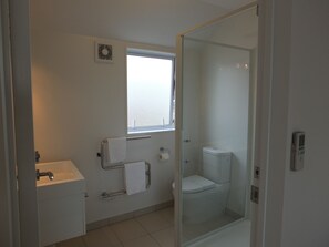 Shower, free toiletries, hair dryer, towels - 101 Stars Motel (Christchurch)
