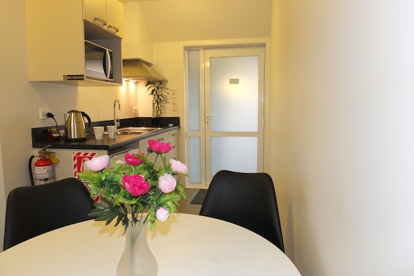 Apartamento superluxo, 2 quartos | Cozinha privada | Geladeira, micro-ondas, cooktop, chaleira elétrica