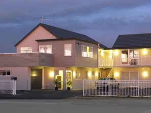 Façade de l’hébergement - soirée/nuit