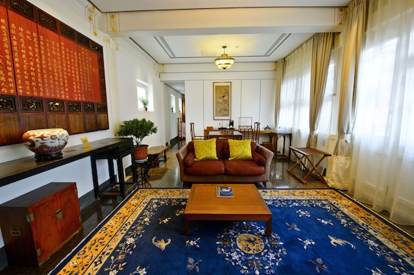 Habitación tradicional, 1 cama de matrimonio grande | Ropa de cama de alta calidad y edredones de plumas