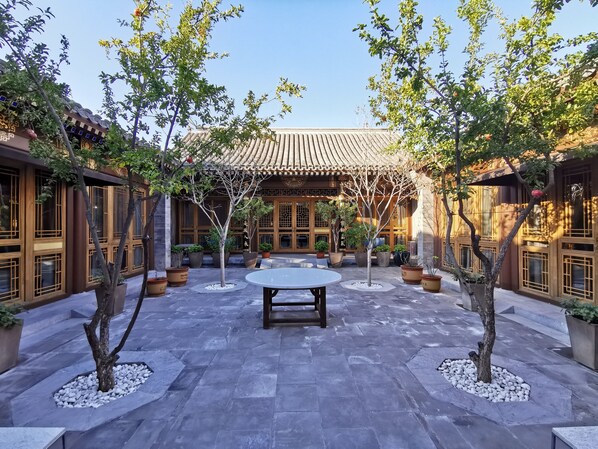 Courtyard - Cours Et Pavillons (Beijing)