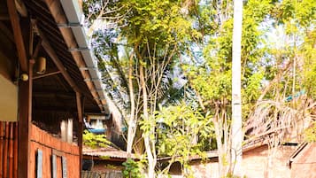 Hồ bơi ngoài trời, ghế dài tắm nắng