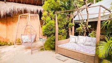 Piscine extérieure, chaises longues
