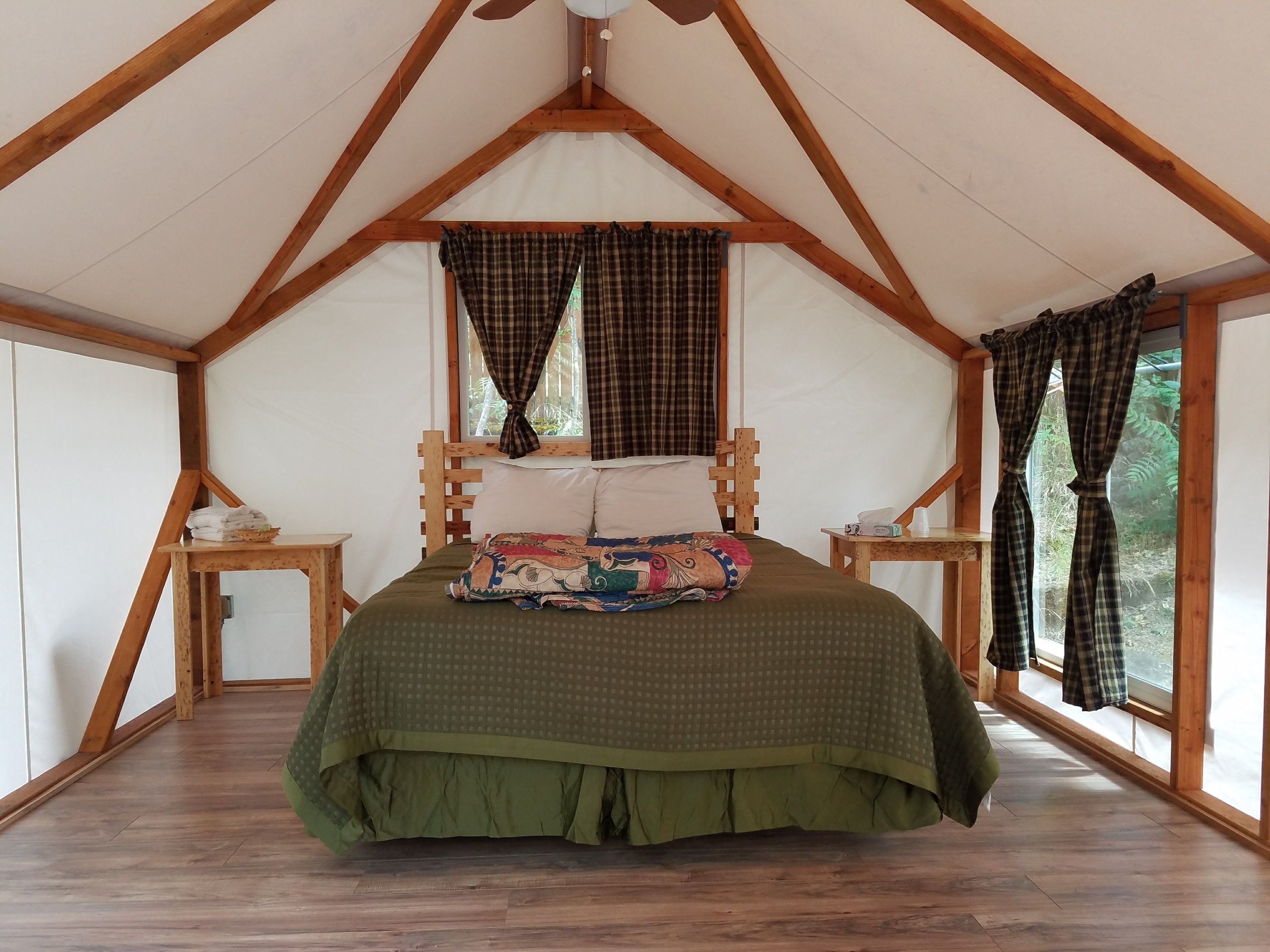 ベーシック テント (No Heat or A/C) | WiFi (無料)、ベッドシーツ