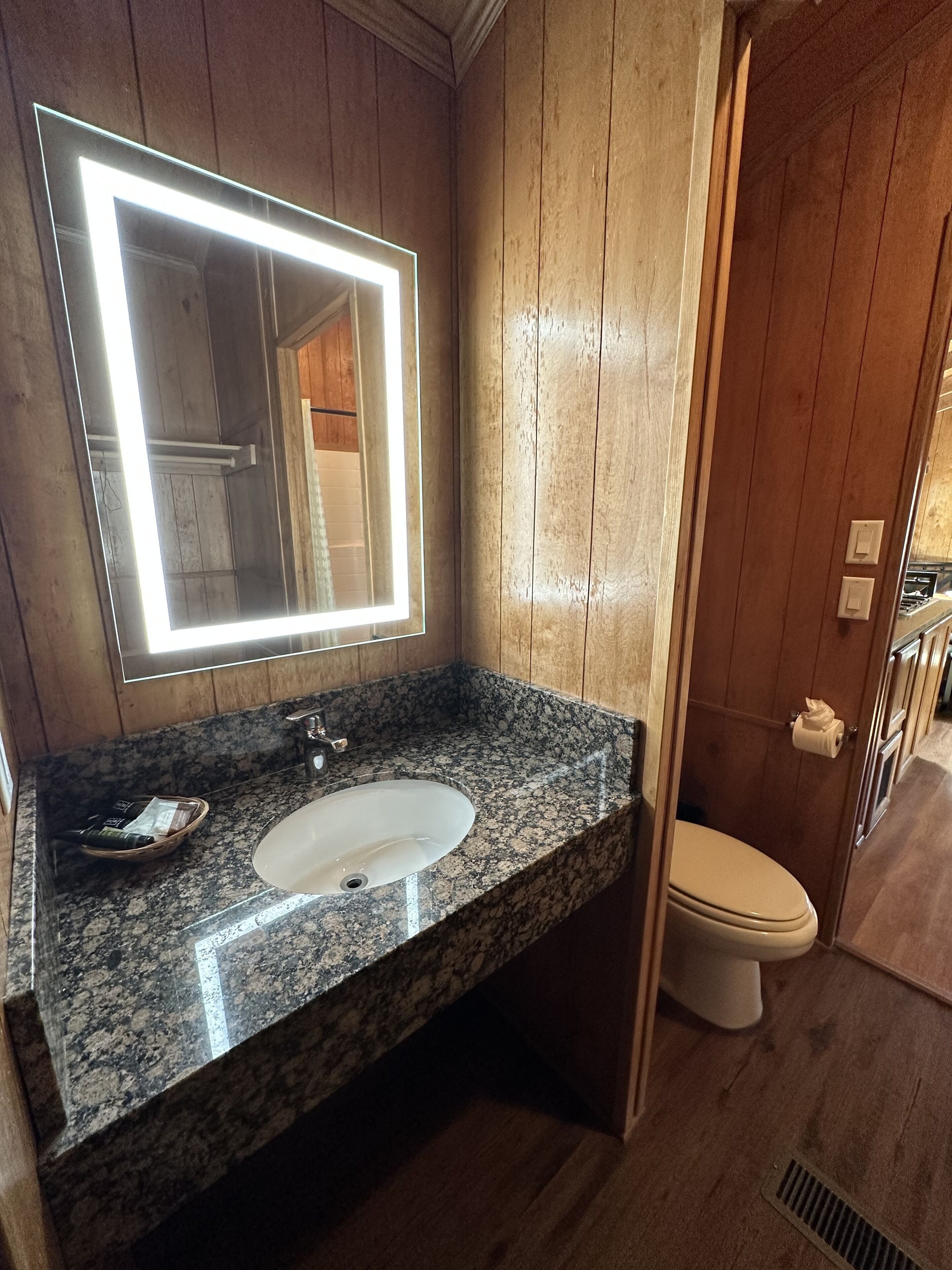 Cabaña Confort, 1 habitación, junto a la montaña | Baño | Toallas, jabón y champú