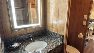 Cabaña Confort, 1 habitación, junto a la montaña | Baño | Toallas, jabón y champú