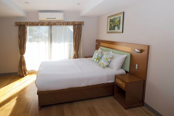 Premium bedding, laptop workspace, iron/ironing board, free WiFi